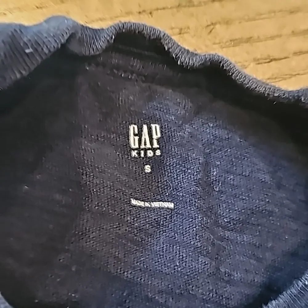Gap shark sequin t shirt size S boys navy